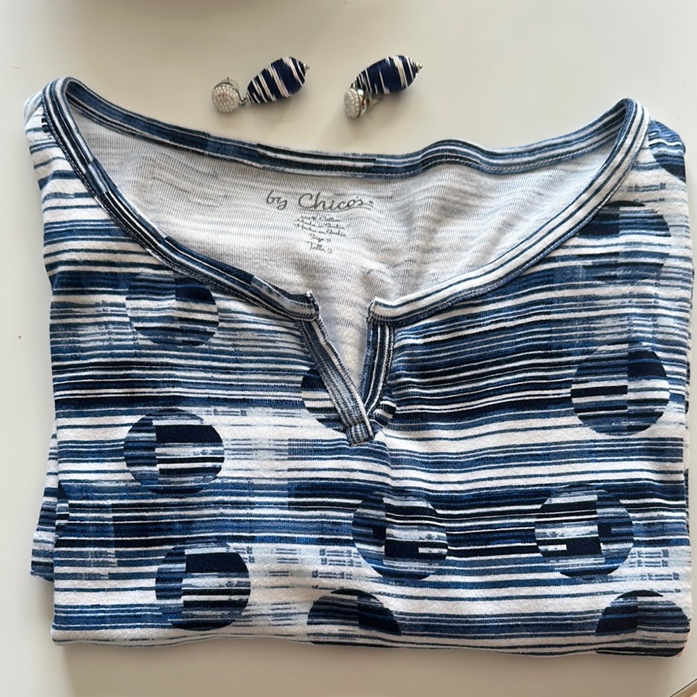 EUC Chico's Blue and White Graphic Short Sleeve Tee with matching earrings